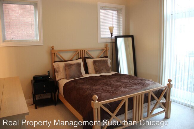 Foto del edificio - 3 br, 2 bath House - 5536 W. Higgins #1W