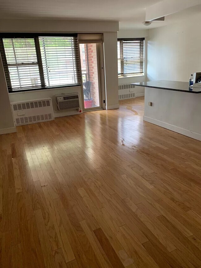 Foto del edificio - 12421 Flatlands Ave