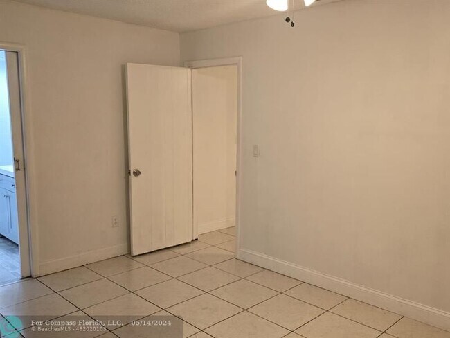 Foto del edificio - 351 N 70th Terrace