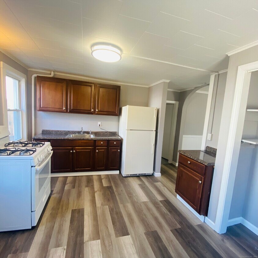 15 Barnum Ct Unit 1, Naugatuck, CT 06770 Room for Rent in Naugatuck