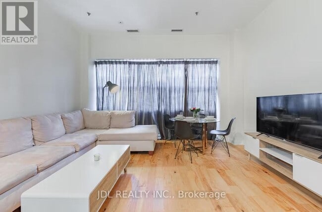 Building Photo - 700 King St W