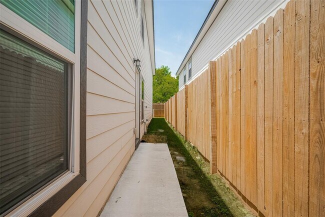Building Photo - 6611 Bacher St
