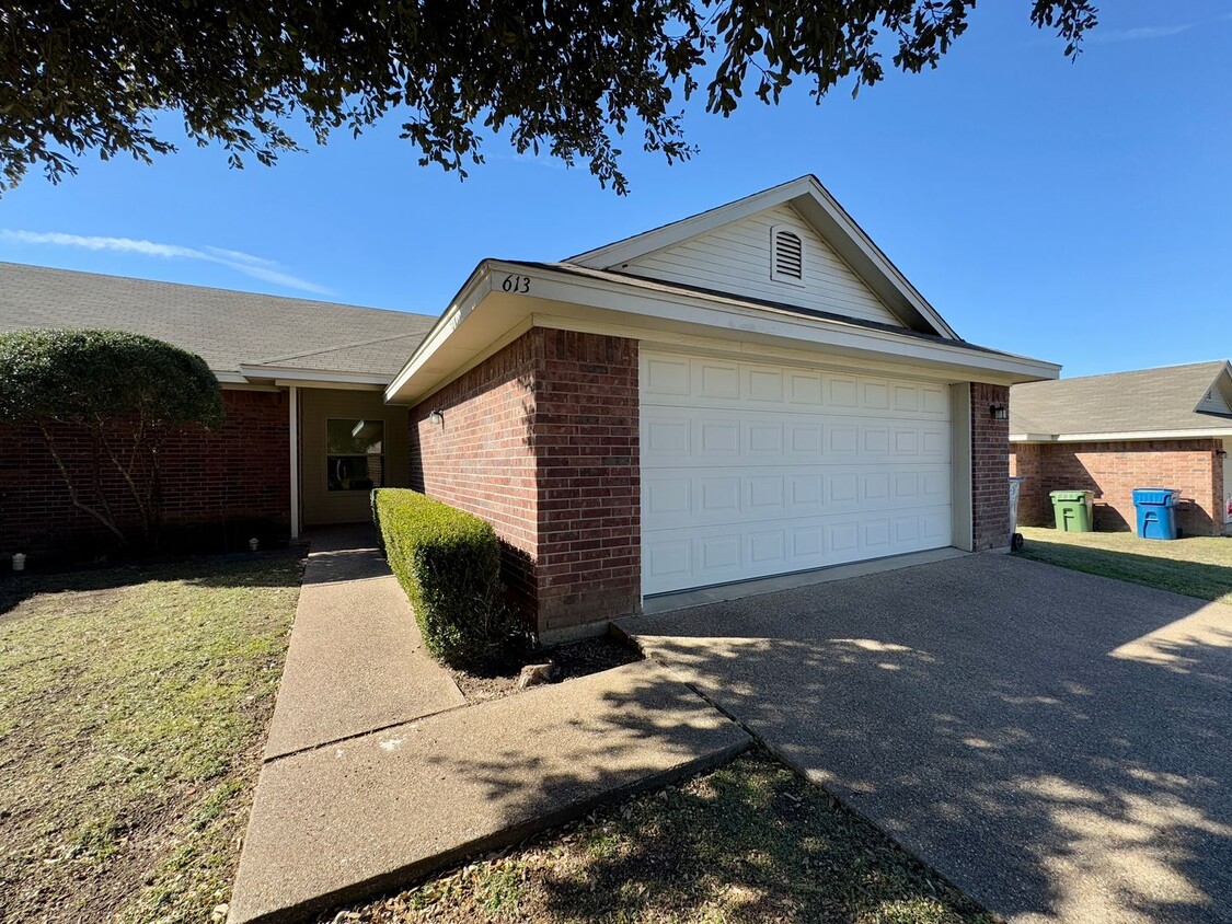 Building Photo - 3BR / 2BA Duplex in Hewitt, Texas | Midway...