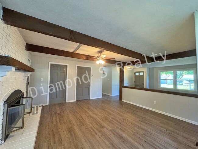 Building Photo - Charming 3 bedroom home located in the hea...