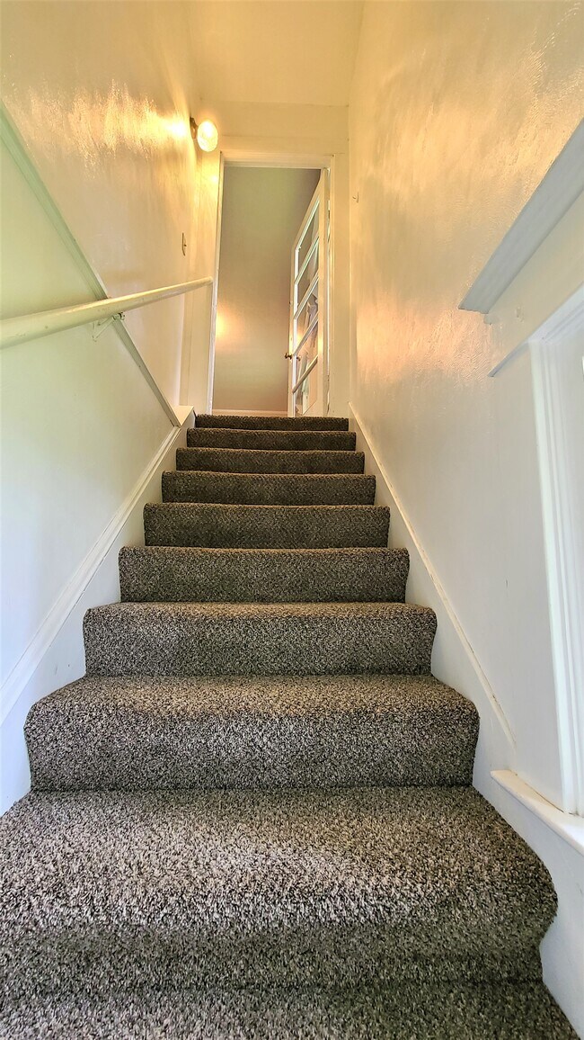 Escalera a la unidad de arriba - 602 NW 9th St