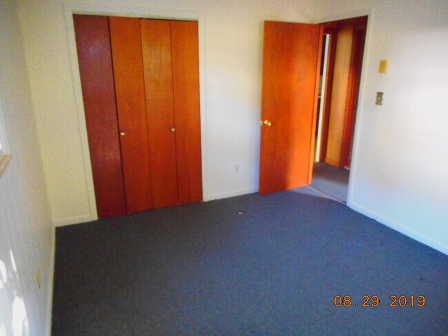 La alfombra del segundo dormitorio está en proceso de ser reemplazada por piso laminado. - 107 Carolina Ave