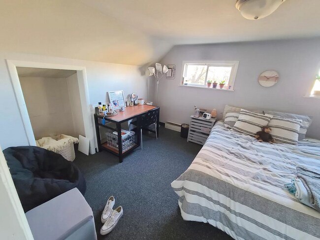 Upper Bedroom B - 1018 W Florence St