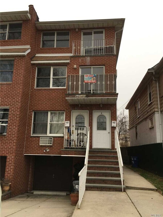 Primary Photo - 915 College Pl