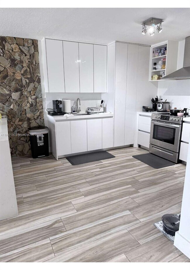 Foto del edificio - 6780 W 2nd Ct