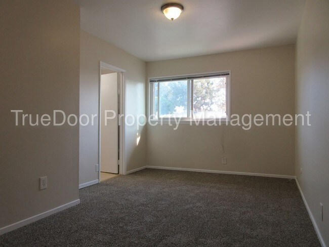 Building Photo - Wonderful 2 Bed Townhouse in Costa Mesa!