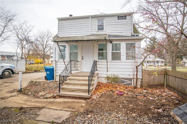 Building Photo - 483 Bank St