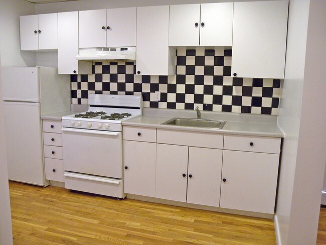 Eat-in kitchen with dishwasher, range, microwave, granite counters - 20 N Astor St