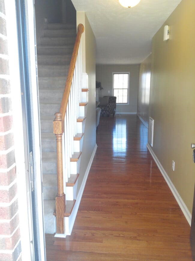 Building Photo - 317 Hawthorn Dr