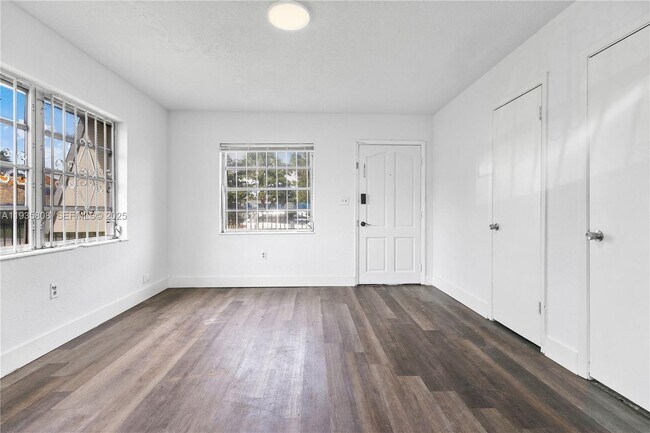 Foto del edificio - 4201 NW 25th Ave