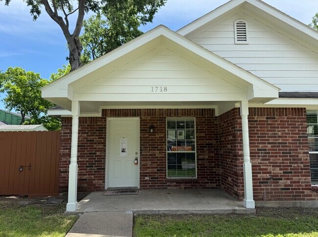 Building Photo - Modern property in West Dallas