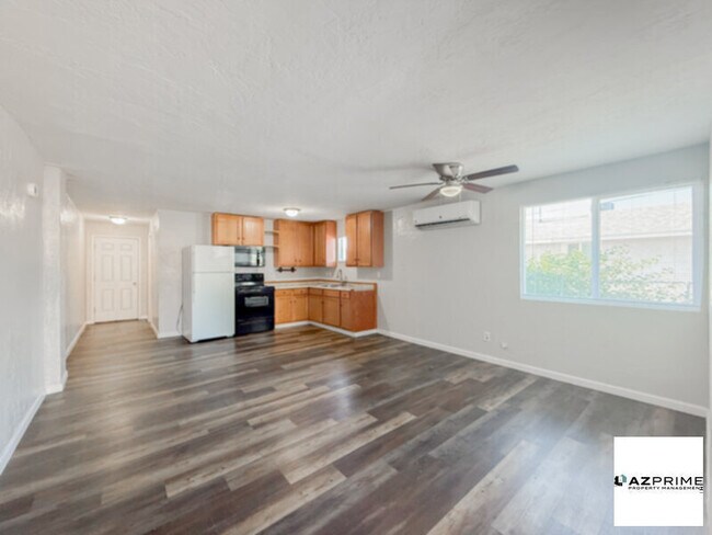 Building Photo - FREE FIRST MONTH'S RENT MOVE IN SPECIAL!  Inviting 1/1 Phoenix Triplex Unit with Modern Upgrades!