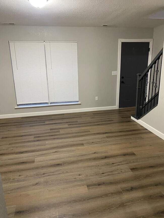 Foto del edificio - Long Term - 12 Month Lease! Available Now! 2 Bed/1.5 Bath Two Story Townhouse Osage Beach