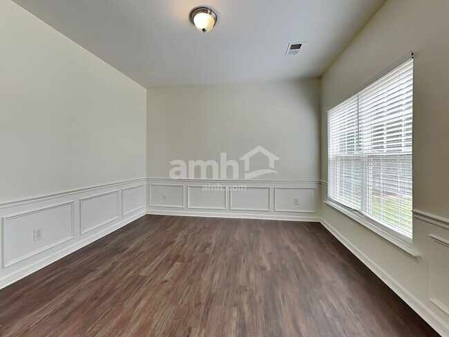 Building Photo - 3439 Silverlake Court