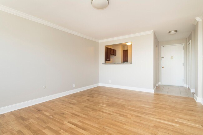Foto del edificio - Pet Friendly Hi-Rise!  Gas Heat & HW Inc w...
