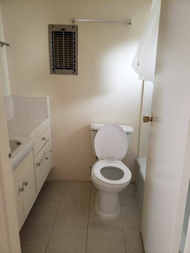 Building Photo - 501 S Oxford Ave