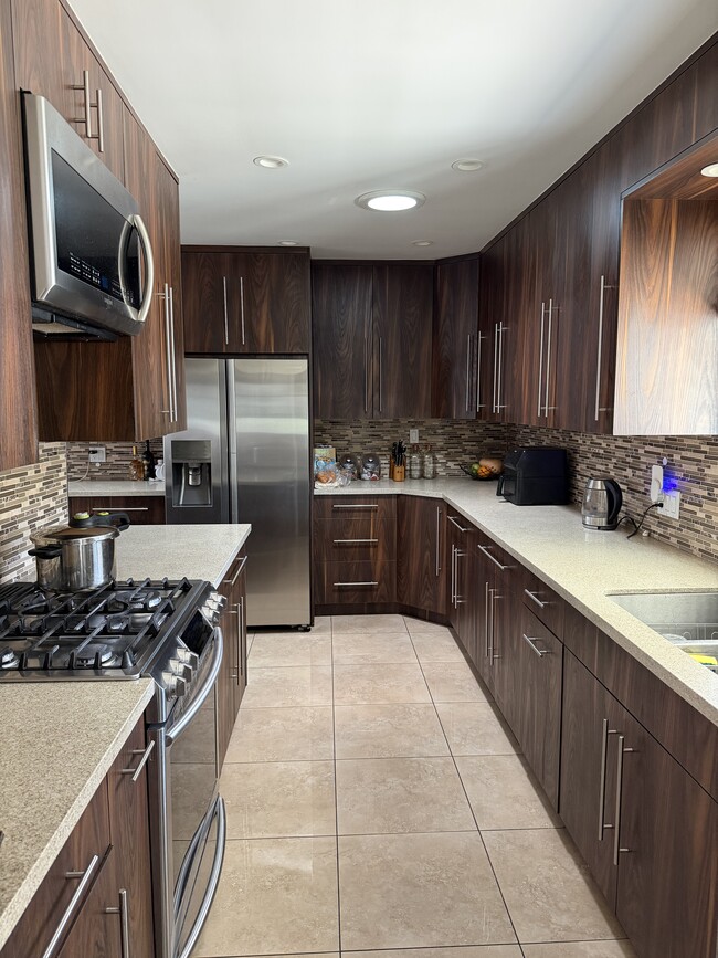 Foto del edificio - 8365 Glencrest Dr