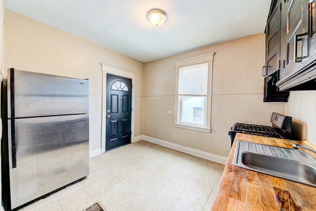 Building Photo - Available JUNE 2026 - Spacious 3 Bedroom Home w/ Off-Street Parking & Central AC!