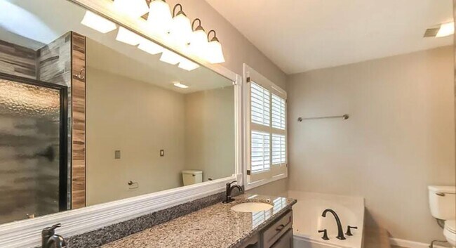 Foto del edificio - 6320 Hillcrest Way