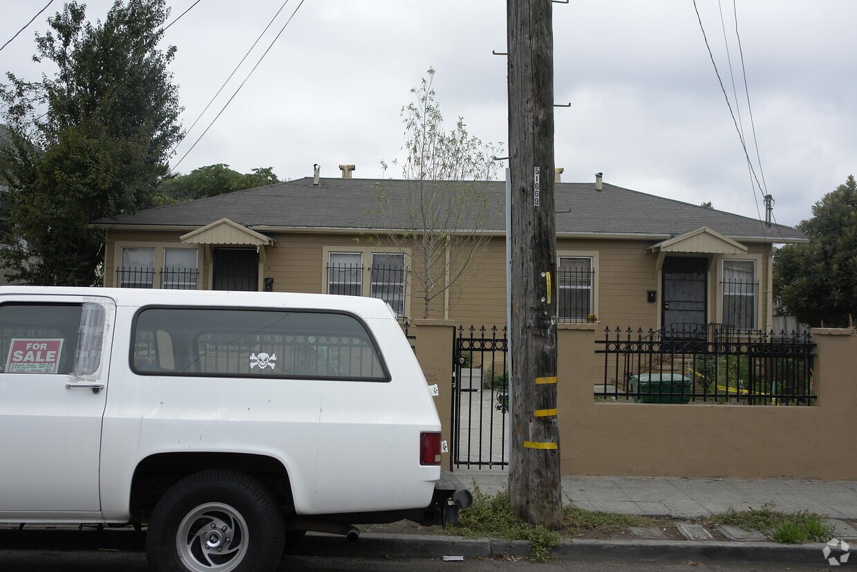 Foto del edificio - 9315-9317 B St