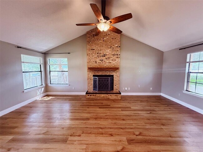 Foto del edificio - 1711 Ryon Ln