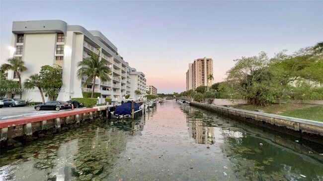 Foto del edificio - 1650 NE 115th St