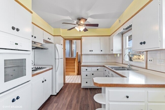 Building Photo - 493 Amherst Ave