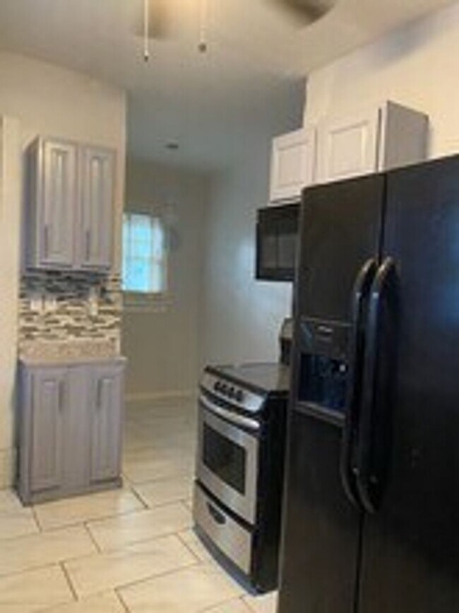 Foto del edificio - Spacious 3 Bedroom, 2 Bathroom Home in Gary, IN — $1,500/Month