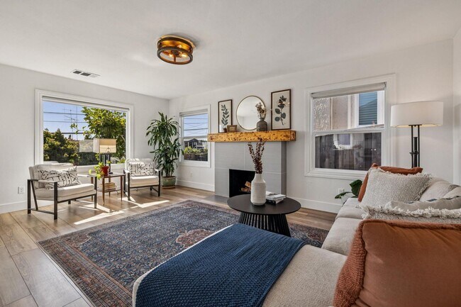 Building Photo - Contemporary Hillside Living