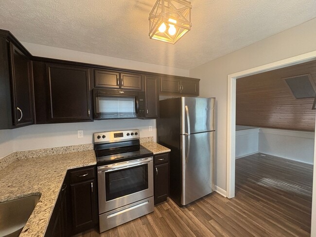 Building Photo - Charming 3 Bed, 2 Bath Tri-Level Home