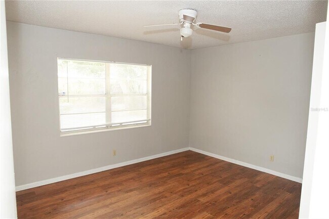 Building Photo - 695 Ave G SE