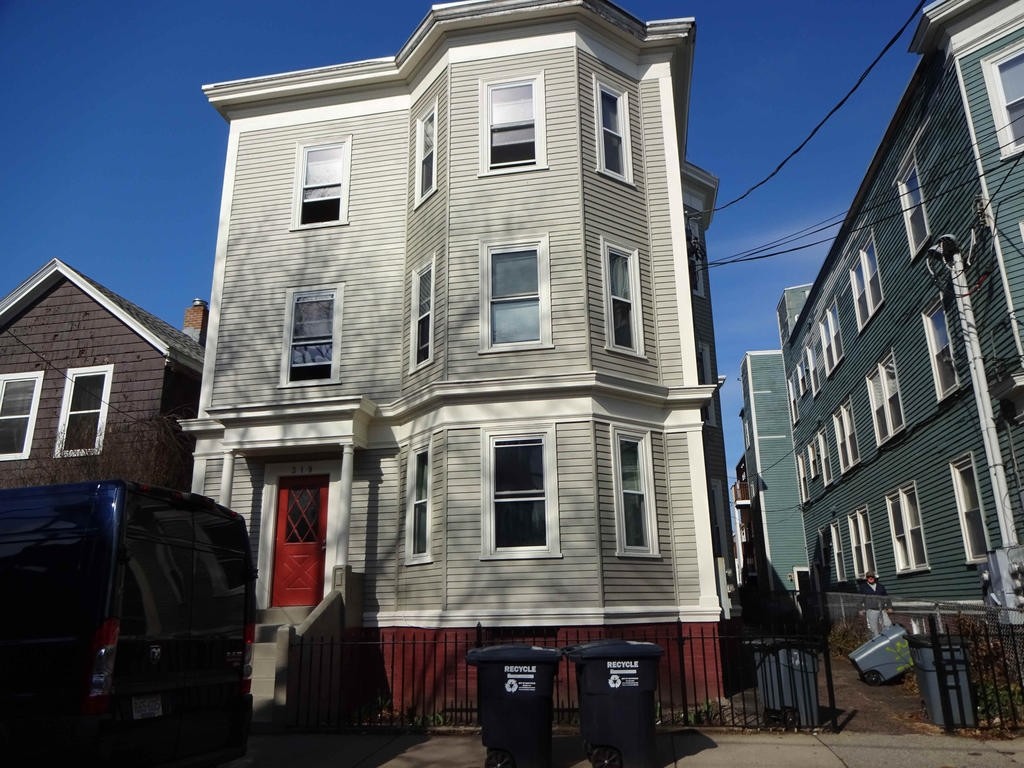Building Photo - Triplex
