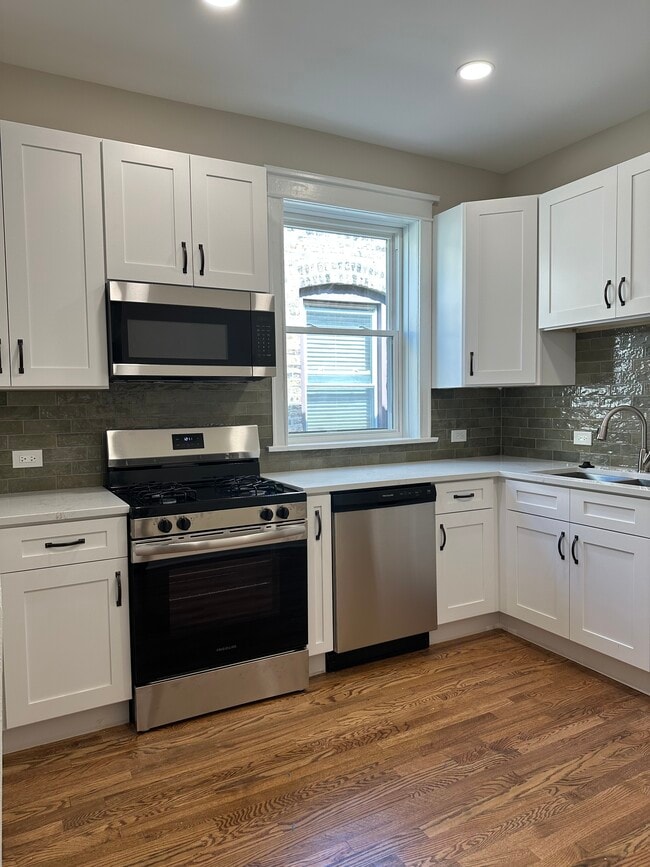 Building Photo - 4314 N Wolcott Ave