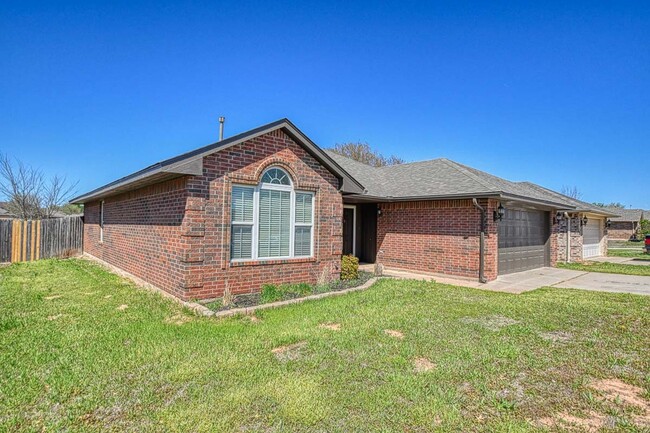 Foto del edificio - Beautiful Three Bedroom in South Norman!