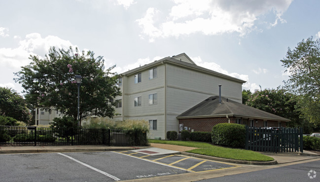 Building Photo - Governor's Pointe Apartments