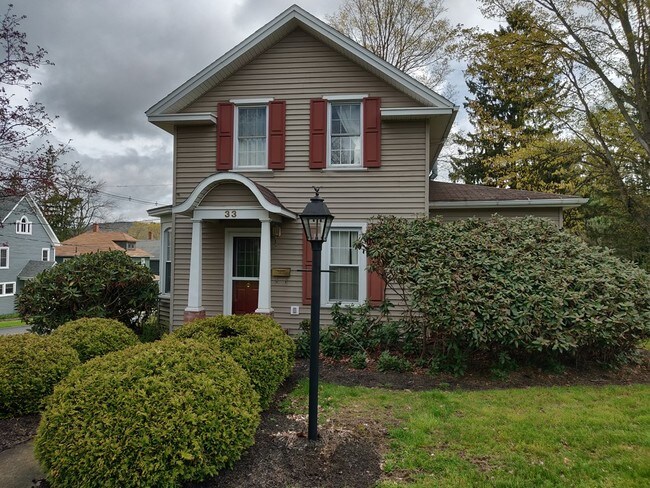 Building Photo - 33 Meade St