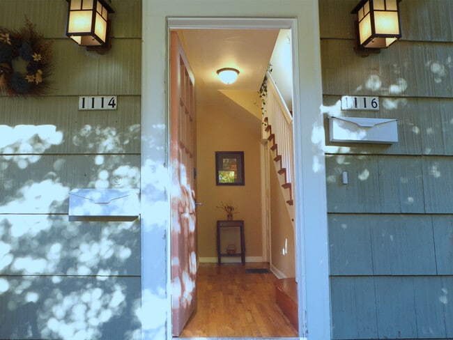 Shared entry - 1114 SE 30th Ave