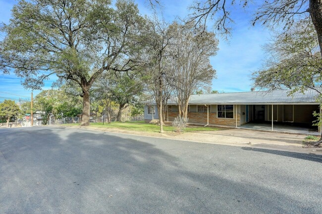 Building Photo - 3003 Oak Crest Ave