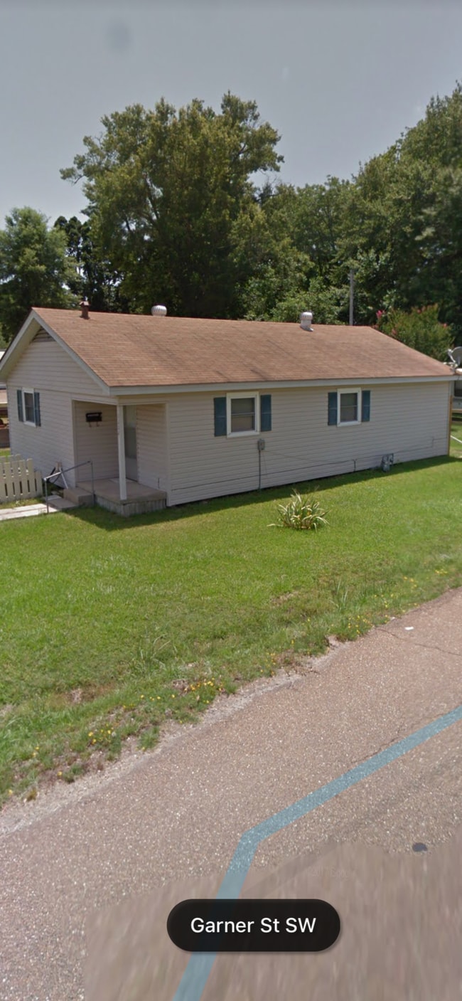 Building Photo - 2202 S Adams Ave