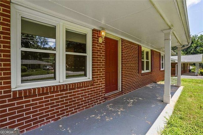 Building Photo - 2416 Lakewood Dr NW