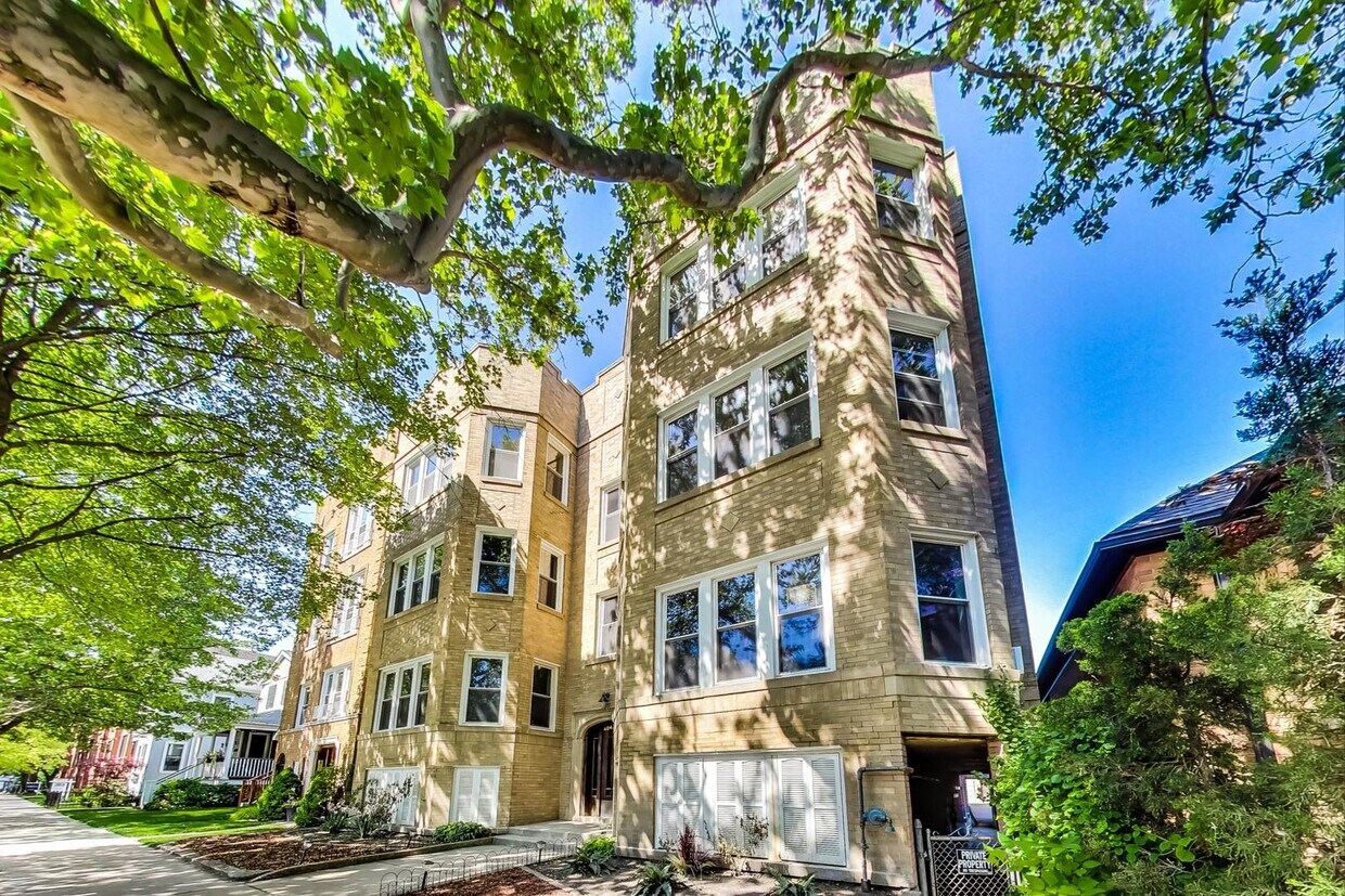 Primary Photo - 4844 N Hoyne Ave