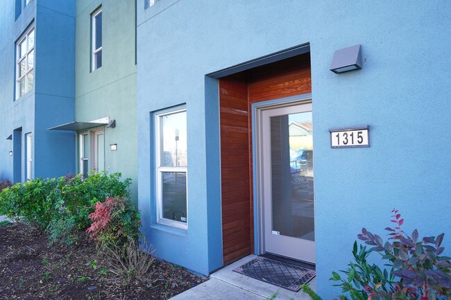 Foto del edificio - Beautiful Emeryville Townhome Available!