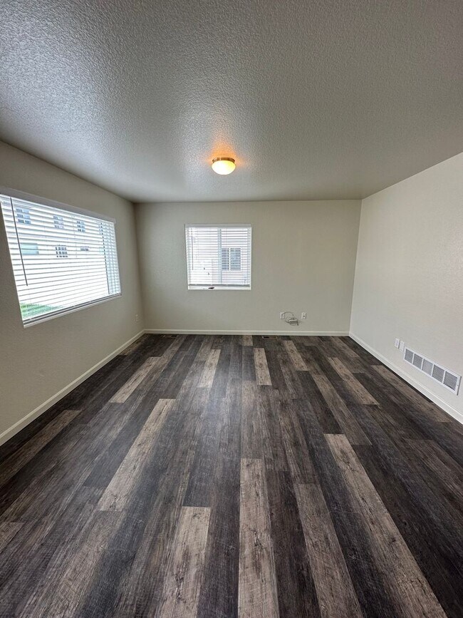 Building Photo - 3 BEDROOM, 2.5 BATHROOM SADDLE RIDGE TWIN ...
