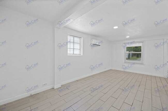 Building Photo - 821 Bond St