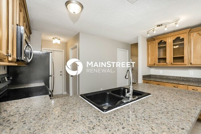 Building Photo - 3 Bedroom Pet-Friendly Home in ORLANDO, FL with Main Street Renewal