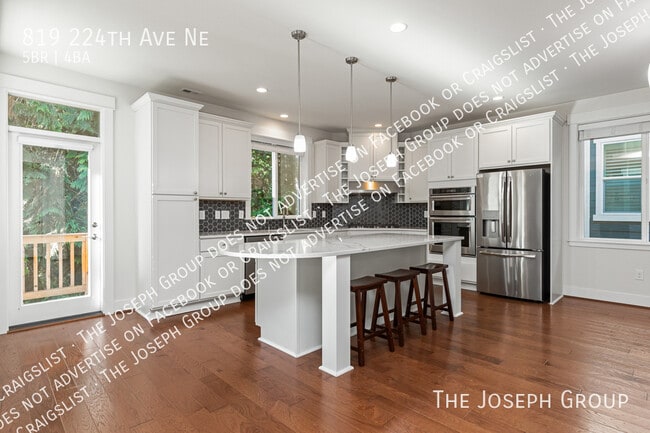 Foto del edificio - 819 224th Ave NE